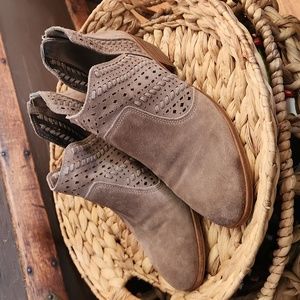 Vince Camuto sueded leather shooties, sz 10M, GUC, tan/taupe